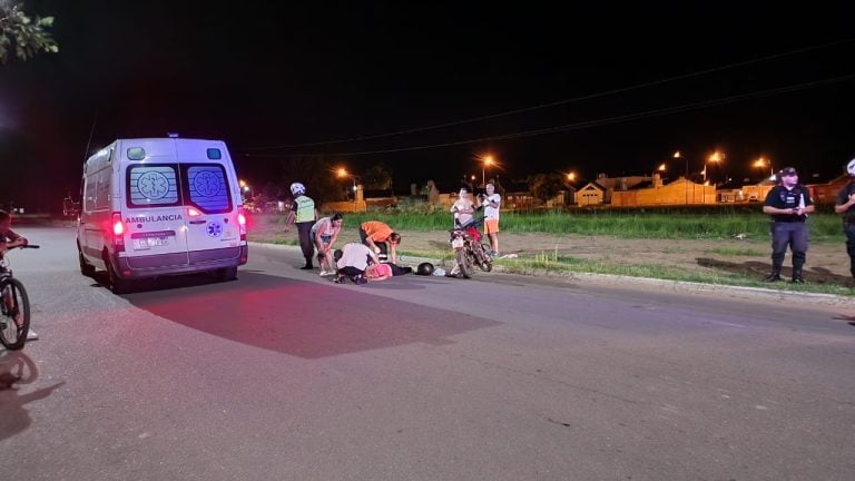 Se le cruzó un perro y la motociclista cayó sobre el asfalto
