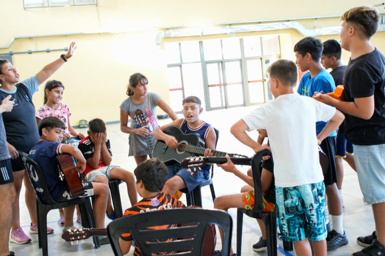 Encontrá tu hobby cada noche en el “Después de hora” piquense: Aprendé a tocar un instrumento, practicá un deporte o hacé teatro