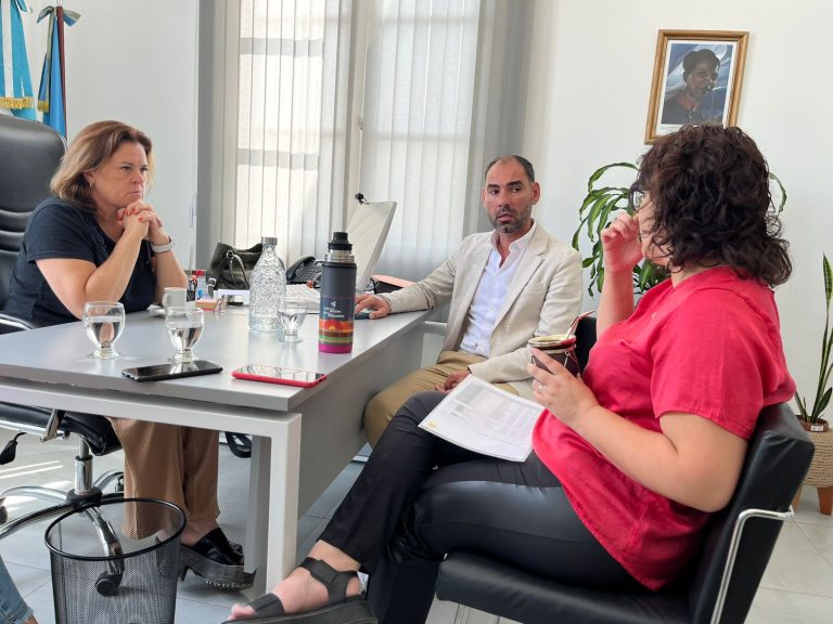 “Articulamos acciones junto a los municipios para poder descentralizar políticas públicas, llegando más y mejor a las familias que más lo necesitan”, destacó el subsecretario Weiz