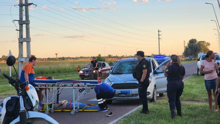 Se investiga si una joven de 21 años se abalanzó sobre un auto provocando un accidente en la Avenida Brunengo cerca de la rotonda a Speluzzi