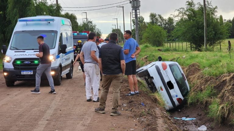 Una mujer cayó en una zanja con su auto en barrio Carlos Berg