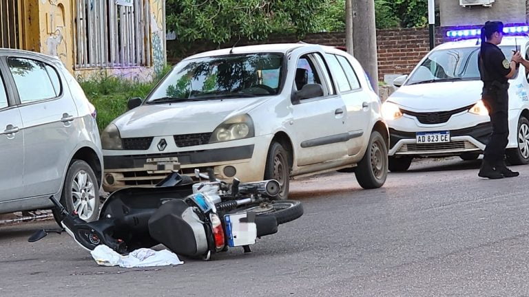 Siniestro vial entre moto y auto, terminó con una persona lesionada