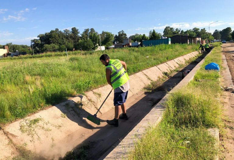 Operativo de limpieza integral en Barrio Ranqueles impulsado por la Municipalidad
