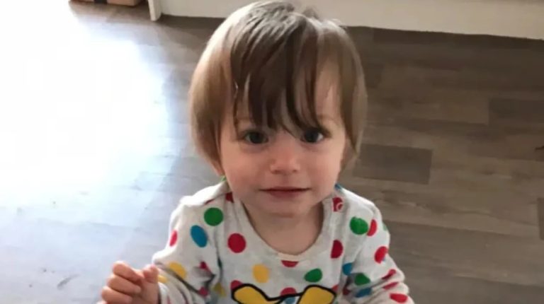 Reino Unido: un nene de dos años murió de hambre tras pasar varios días junto al cadáver de su papá