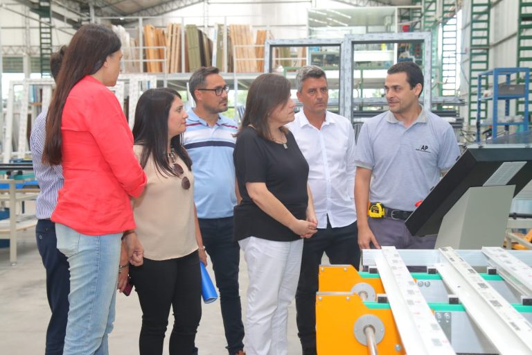 El secretario de Economía y la ministra de la Producción visitan emprendimientos beneficiarios de créditos en la ciudad