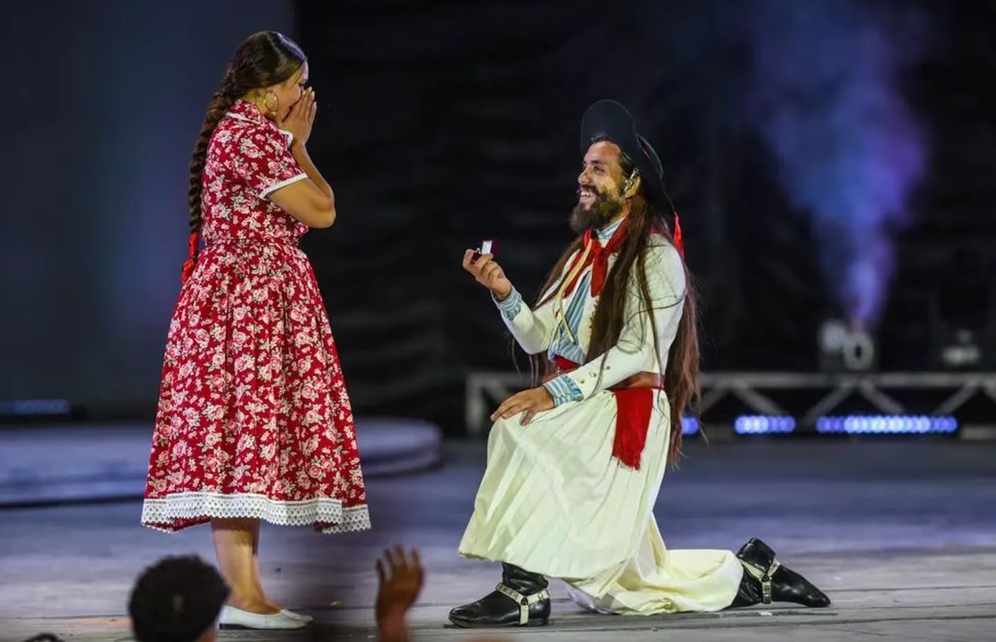 Cosquín: un bailarín le propuso matrimonio a su novia en el escenario