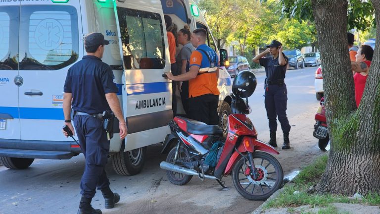 Una mamá y su bebé fueron hospitalizados tras chocar en moto contra un perro