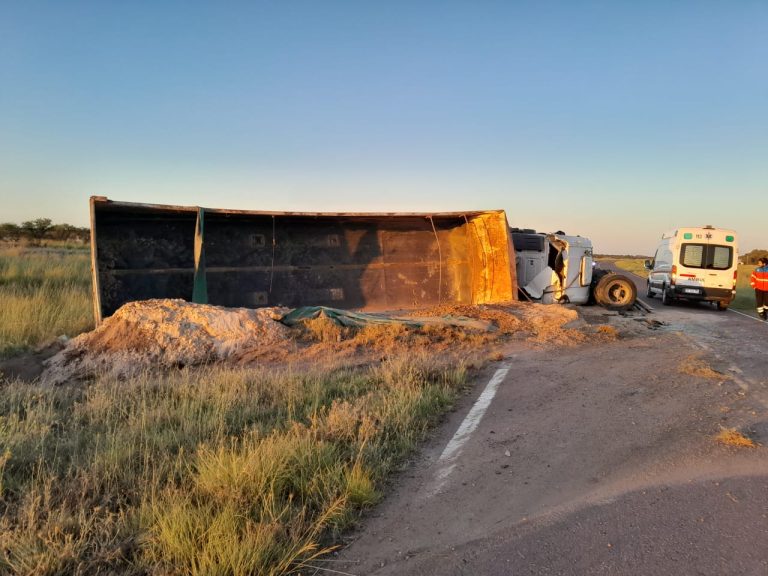 Accidente en la Ruta Nacional 143: volcó un camión con arena y causa interrupciones en el tránsito