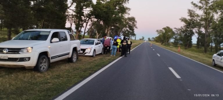 Puesto caminero Realicó: en una importante persecución policial por la ruta lograron detener dos personas que iban descartando droga