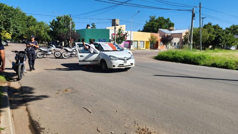 Un auto y una moto colisionaron: dos personas hospitalizadas