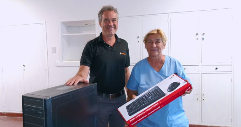 El Hogar de Ancianos Don Bosco recibió una computadora de parte de una empresa piquense