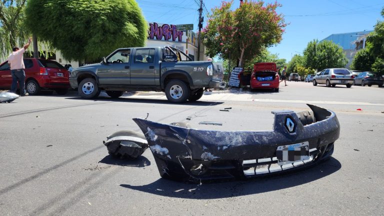 Dos siniestros viales con pocos minutos de diferencia en General Pico: Un choque sin heridos y otro con una joven lesionada