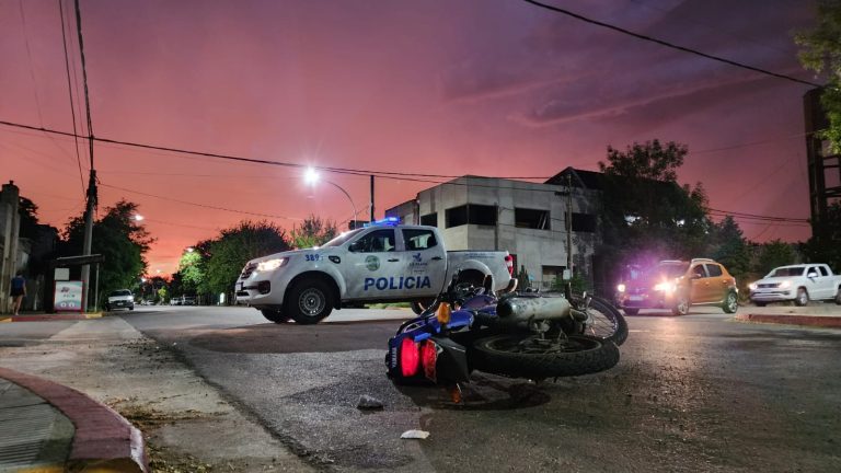 Un auto y una moto protagonizaron un siniestro vial en 16 y 11
