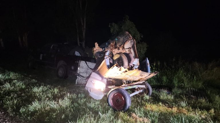 Choque camino a Trebolares: un auto impactó a una camioneta que llevaba un carro