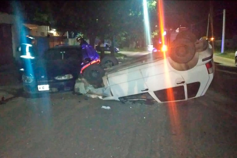 Vuelco en General Pico: un joven resulta herido tras colisionar con un vehículo estacionado