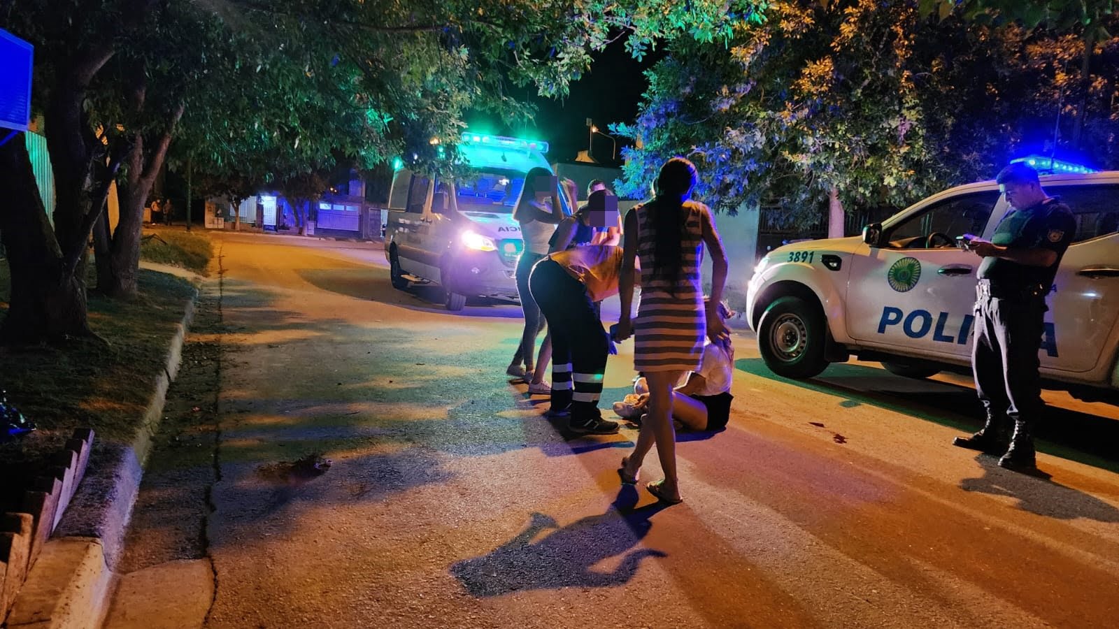 Accidente de moto en la madrugada deja a una joven herida y al conductor en fuga