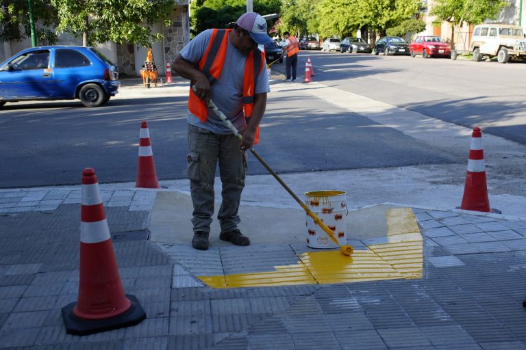 Continúan las tareas de pintura en el centro de la ciudad