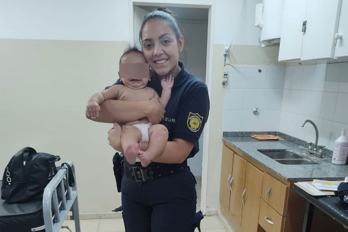 Corazón de madre bajo el uniforme: policía piquense brinda consuelo amamantando a un bebé tras accidente