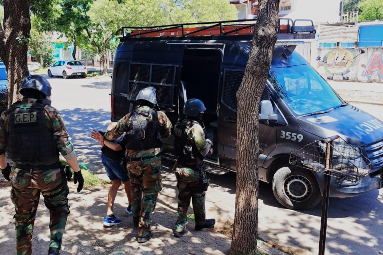 Dos personas detenidas por hacer compras con una tarjeta de débito que fue denunciada como extraviada 