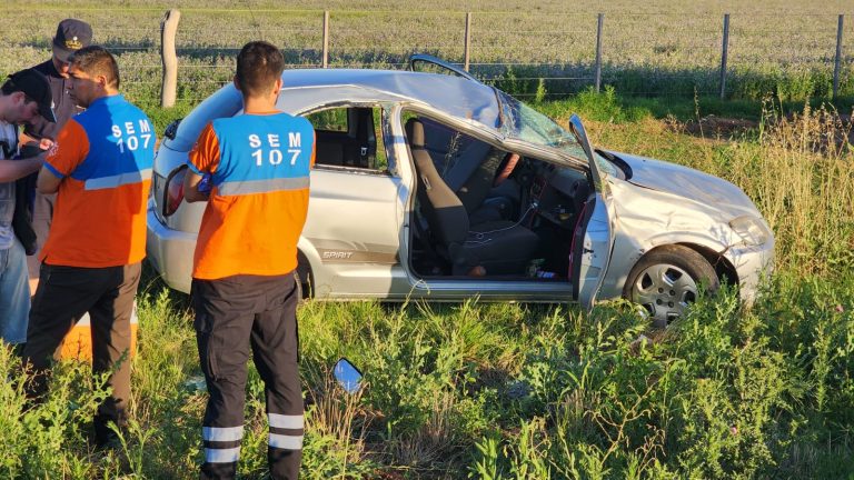 Por un vuelco en la Ruta 7, tres de los cuatro ocupantes de un auto fueron trasladados al Hospital Centeno