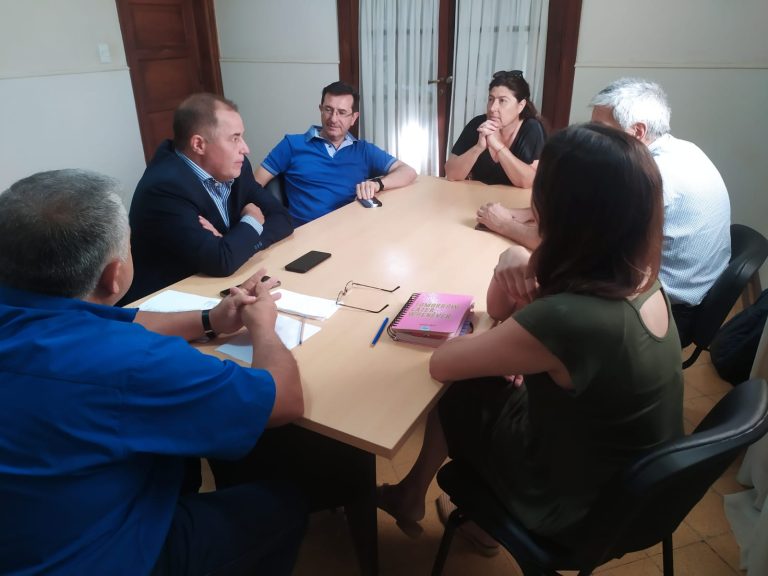 Autoridades y comerciantes discuten el futuro del empleo y cómo aliviar la canasta escolar