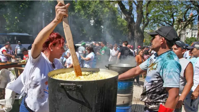 Desvelando la realidad social: un estudio de la UCA expone que 27 millones de argentinos viven en pobreza y 7 millones en indigencia
