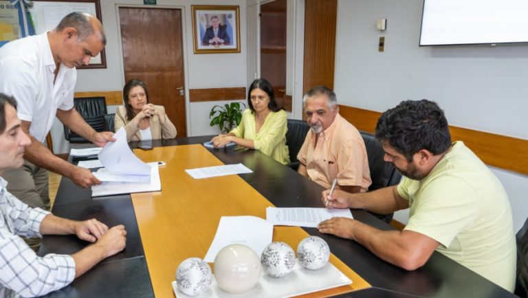 Apicultores de General Pico aseguran su futuro con la firma de boletos de compraventa en el Parque Agroalimentario