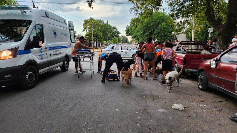 Chocan dos motos y como consecuencia hospitalizan a dos jóvenes