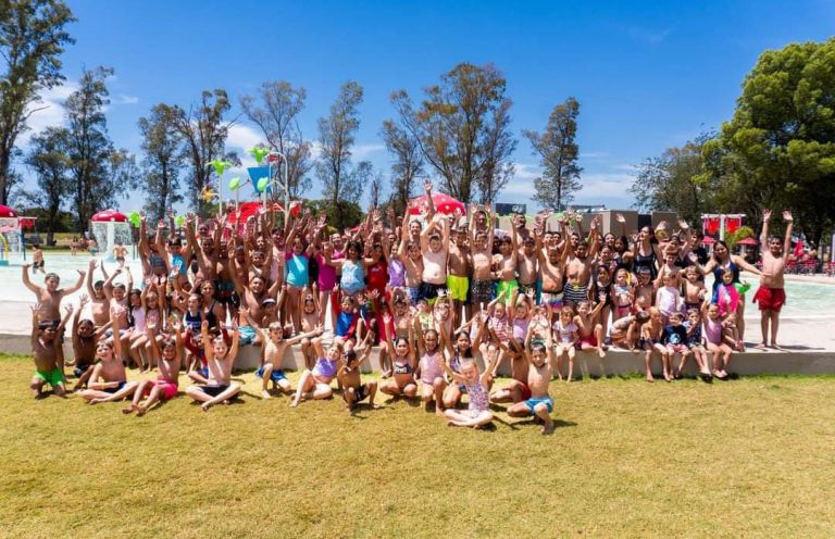 Culminó la décima temporada de la colonia de vacaciones “Amici” de la Asociación Italiana a pura pileta, baile y amistad