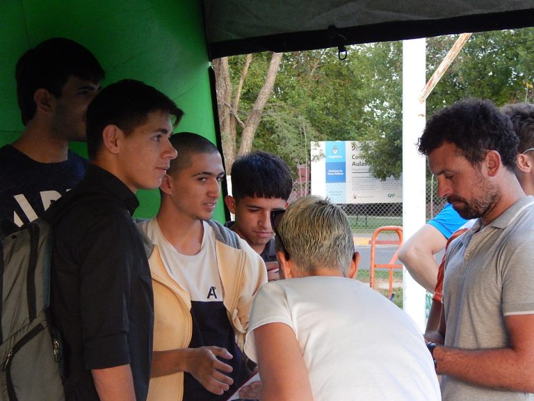 Los estudiantes universitarios en General Pico recibieron su bienvenida en el playón deportivo