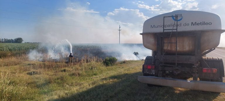 A una camioneta se le rompió el bolillero y al estacionarse en la banquina, provocó un incendio sobre Ruta 102