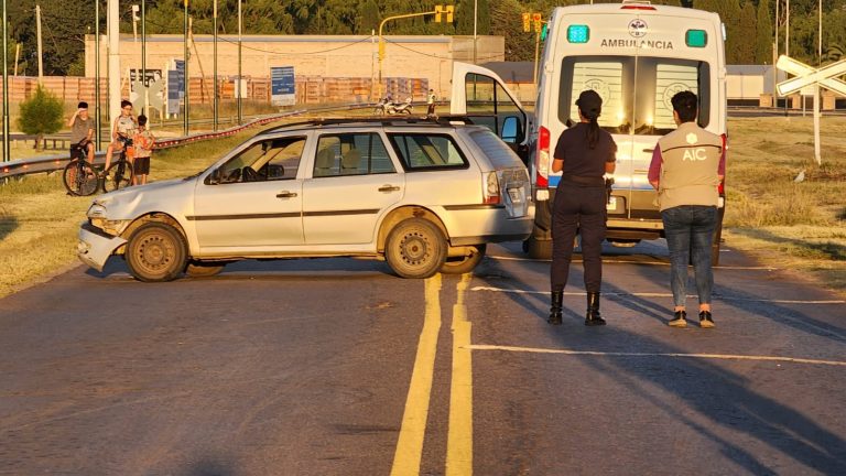 Una moto y un auto chocaron frente al Comando