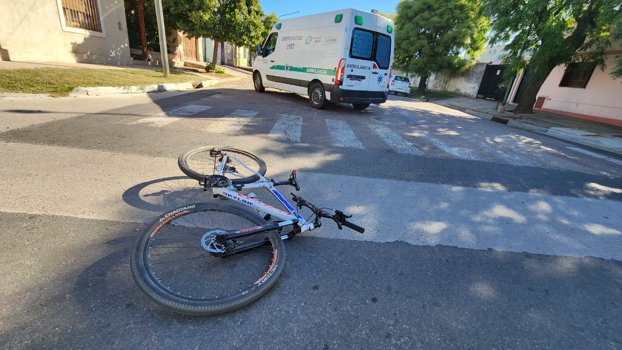 Ciclista terminó accidentada tras un choque en barrio talleres
