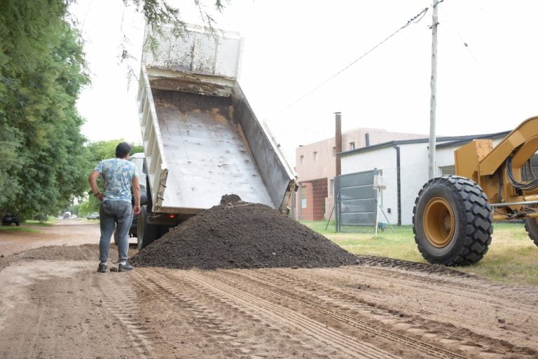 En barrio Norte y Rucci continúan los trabajos de nivelación de calles