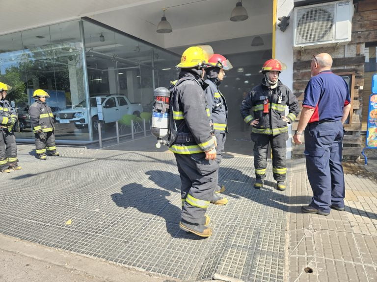 General Pico: el fuego consume un vehículo en una concesionaria y la pérdida fue casi total