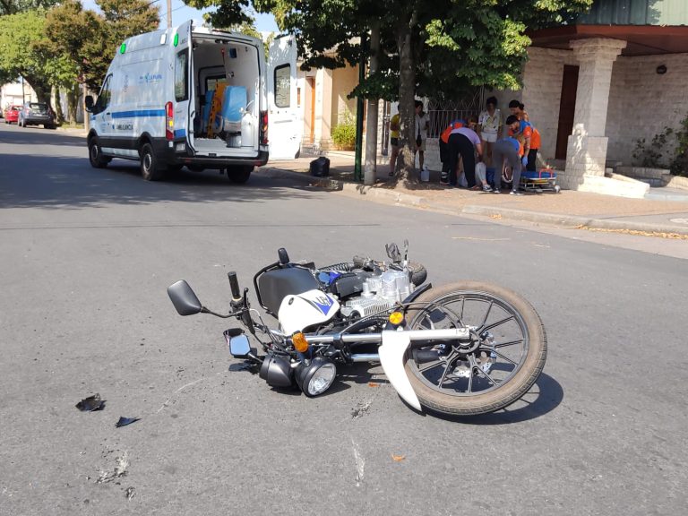 Una mujer sufrió lesiones tras colisión entre moto y auto