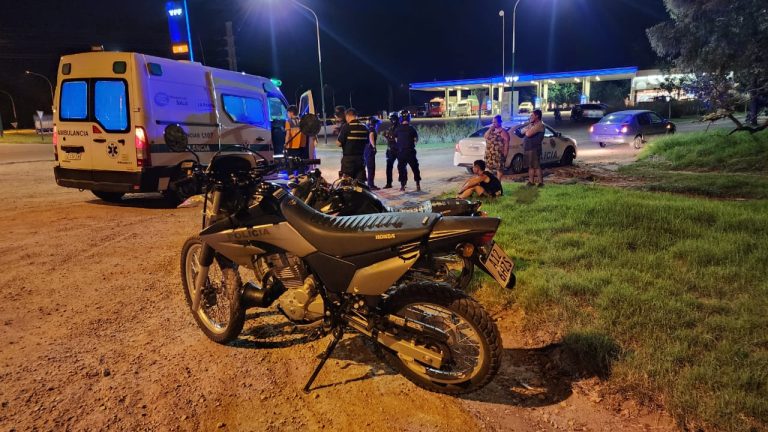 Dos jóvenes en motocicleta se cayeron en la intersección de calle 306 y Circunvalación