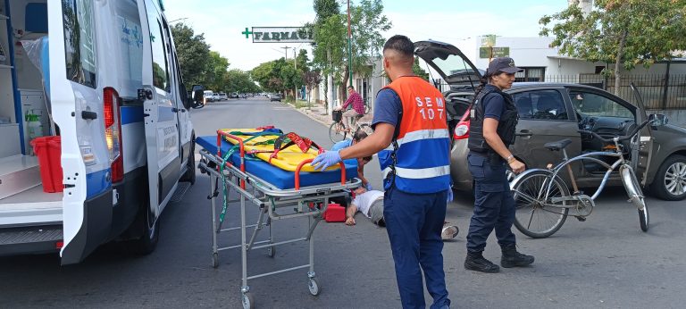 Un ciclista fue hospitalizado tras una colisión con un auto