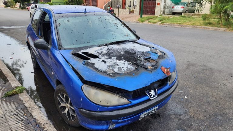 Un auto se incendió afuera de un cajero en General Pico