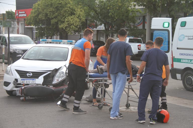 Persecución policial, detienen una persona y colisionan con un civil