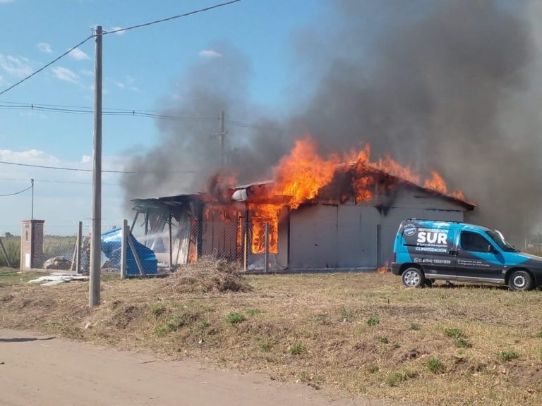 Se incendió por completo una vivienda prefabricada en Santa Rosa a días de mudarse