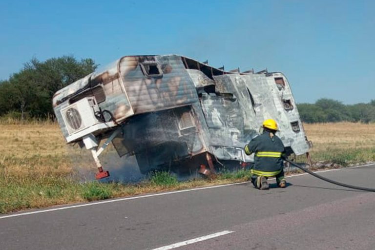 Incendio devasta casilla rodante en Ruta Provincial Nº 102
