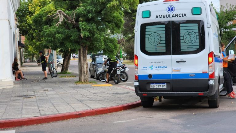 Chocó y se fugó: un automovilista chocó a una ciclista