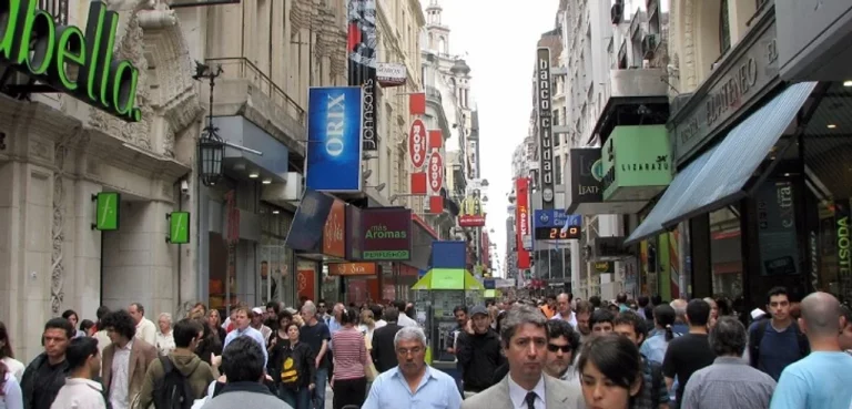 Clase media: hay que ganar casi $900 mil para seguir dentro del grupo social que fue el gran motor argentino