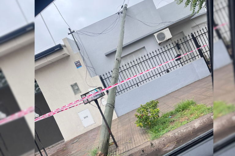Vecino piquense reclama ayuda con un poste que cayó sobre su casa durante la tormenta del jueves