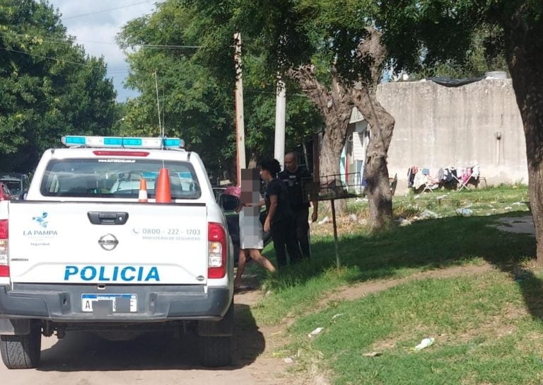Mujer apuñalada en altercado público en Intendente Alvear