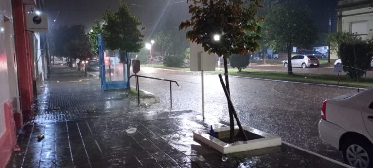 De cordón a cordón: El carnaval de Speluzzi terminó bajo el agua