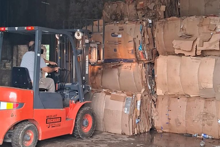 En Intendente Alvear, la planta de reciclado municipal recuperó toneladas de material para la venta