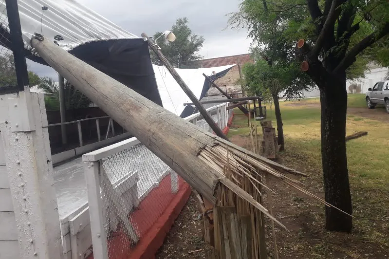Daños por la tormenta: Jubilados de Realicó techaron su cancha de bochas, pero el viento lo destruyó