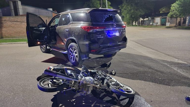 Colisión entre camioneta y motocicleta deja heridos